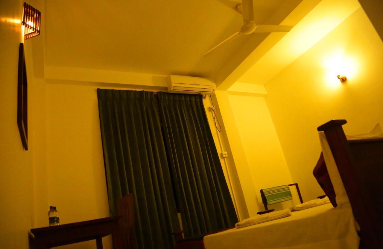 Vishmee Holiday Inn Embilipitiya Exterior foto
