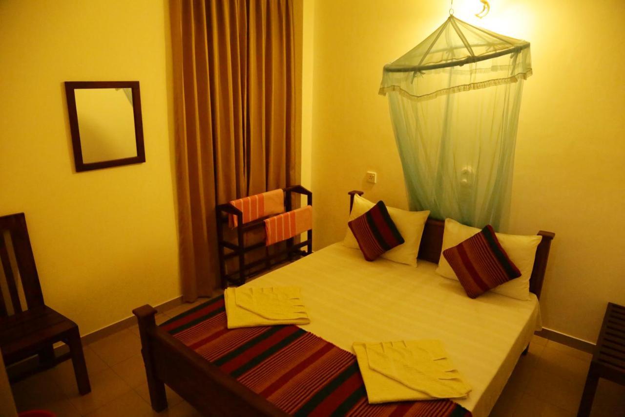 Vishmee Holiday Inn Embilipitiya Exterior foto